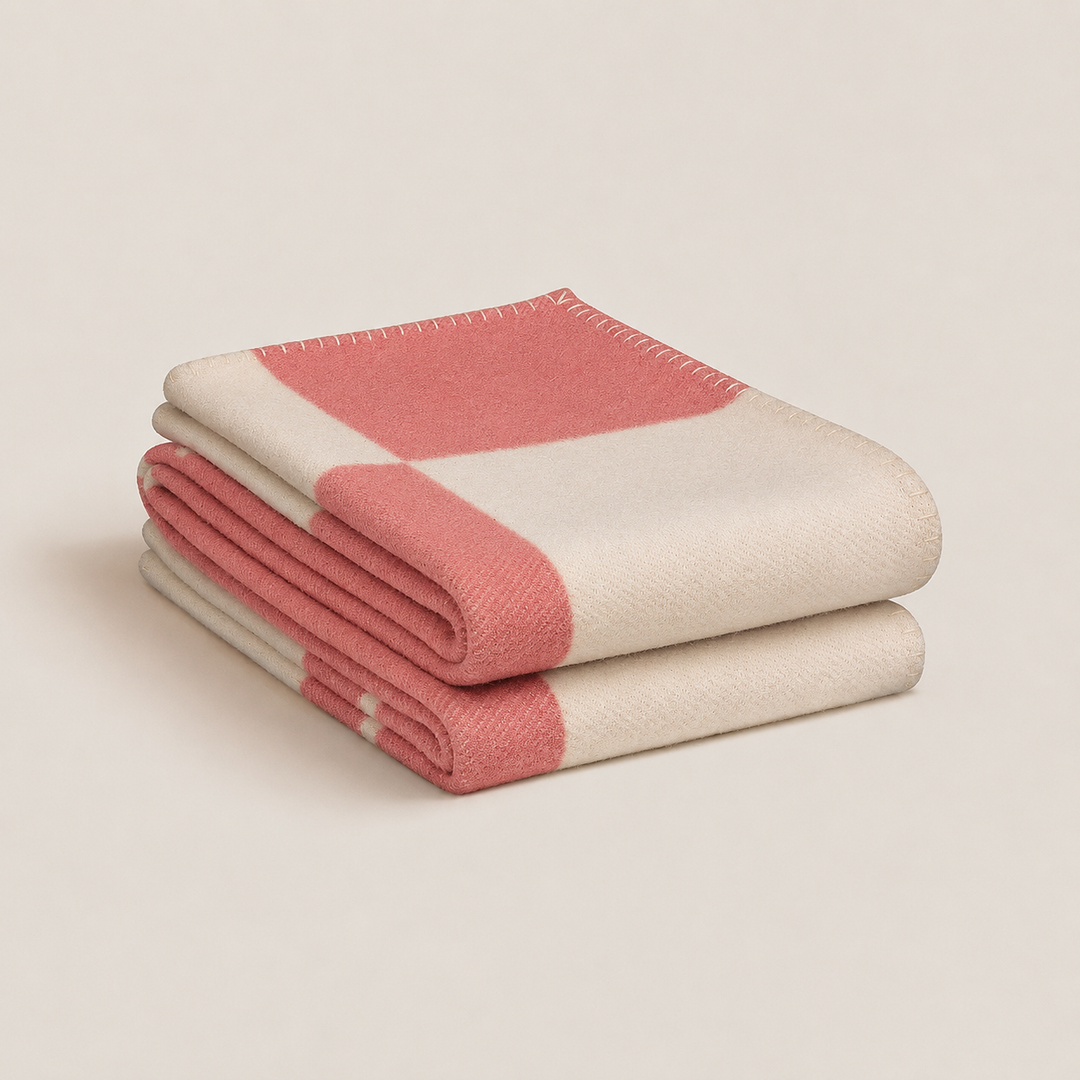 Plaid de chambre en laine et cachemire, créant une atmosphère de luxe et de douceur pour le repos.