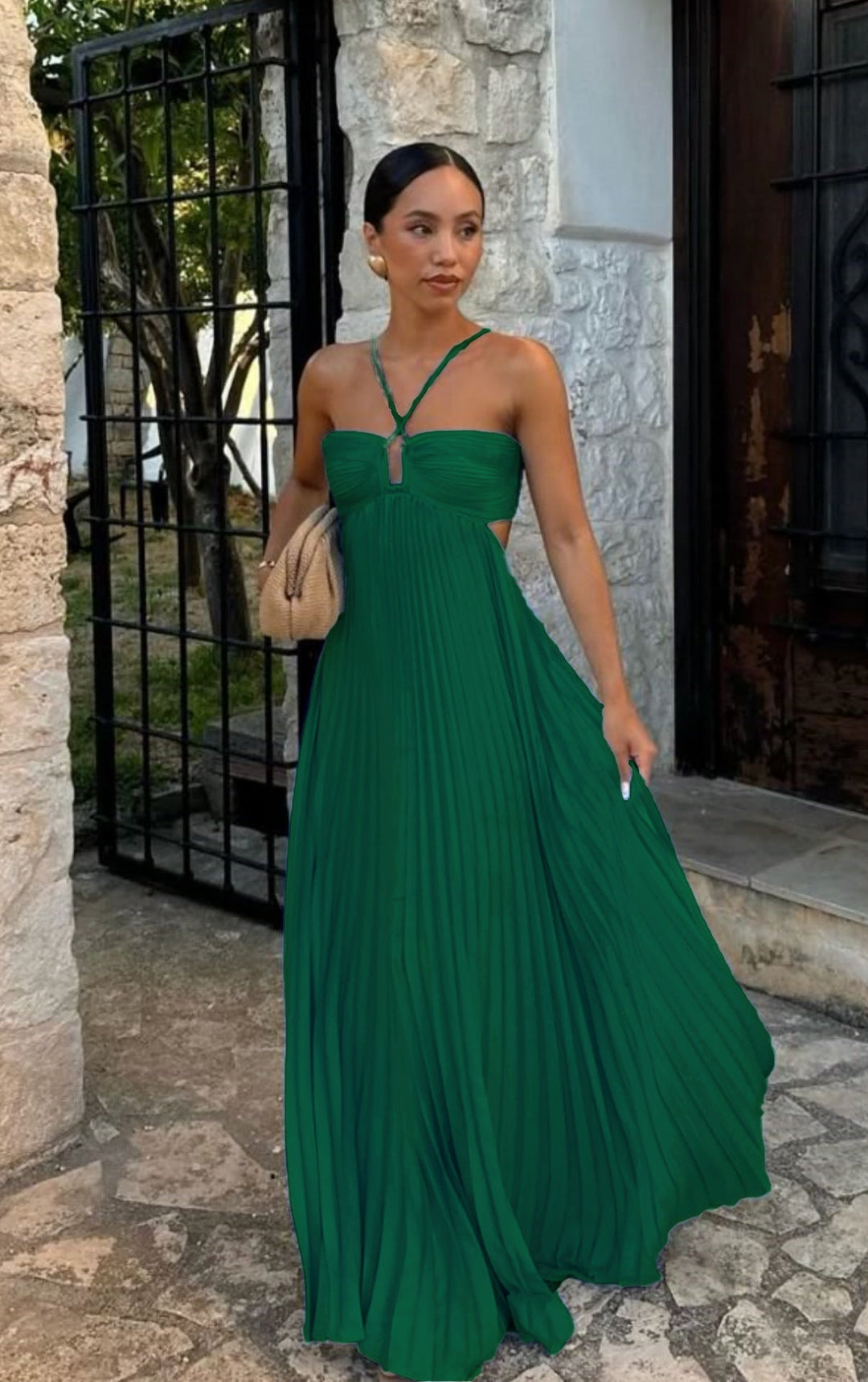 Robe de soirée élégante plissée col halter, sans manches, mode femme fluide et chic.