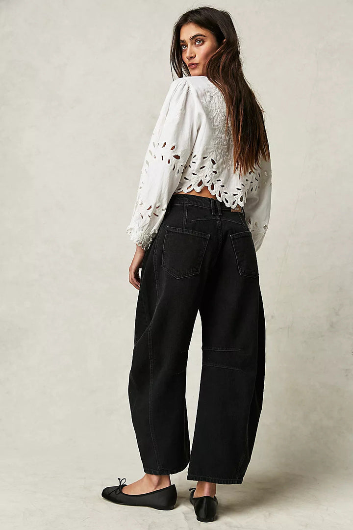 Pantalon femme: jean taille moyenne, coupe ample pour un look décontracté chic.