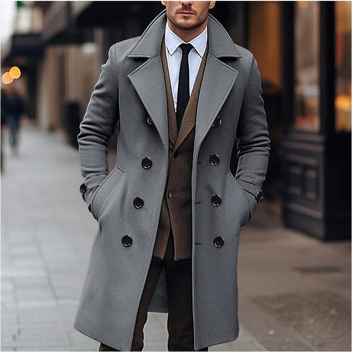 Manteau long homme élégant, double boutonnage. Parfait pour l'hiver, ce vêtement extérieur est un classique chic.
