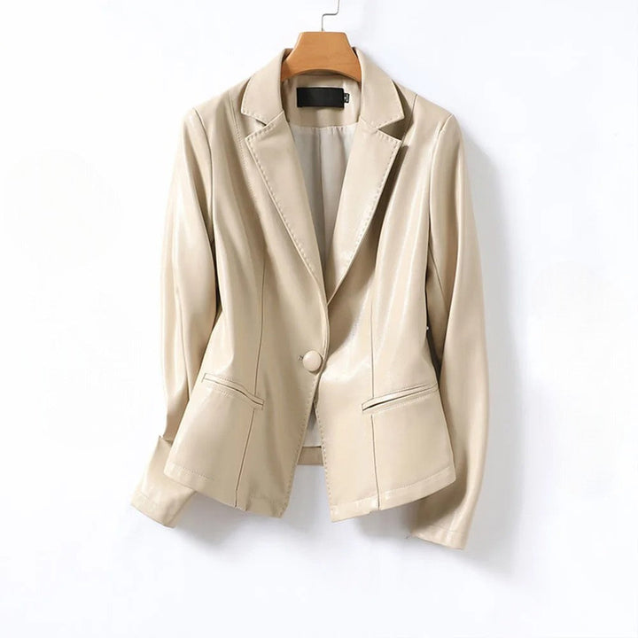 Veste blazer femme ajustée, confortable et tendance. Style élégant et chic pour la mode automne-hiver.