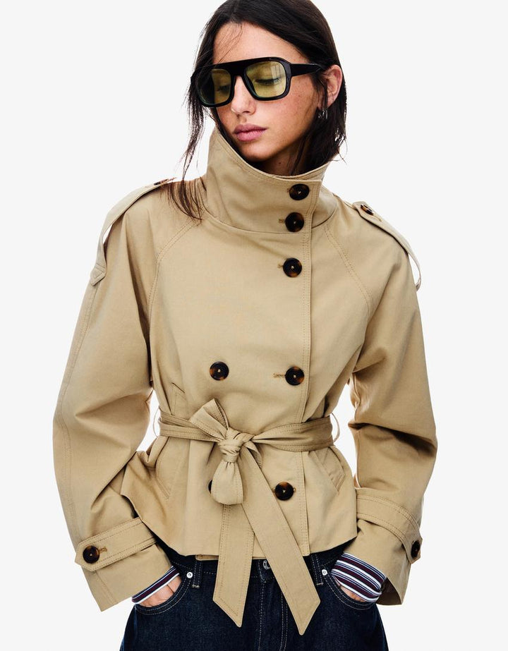 Trench court femme chic, veste élégante pour look urbain, parfait printemps/automne avec ceinture.