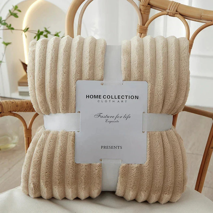 Décoration cosy avec cette couverture polaire à rayures, un élément essentiel pour l'hiver et le confort.
