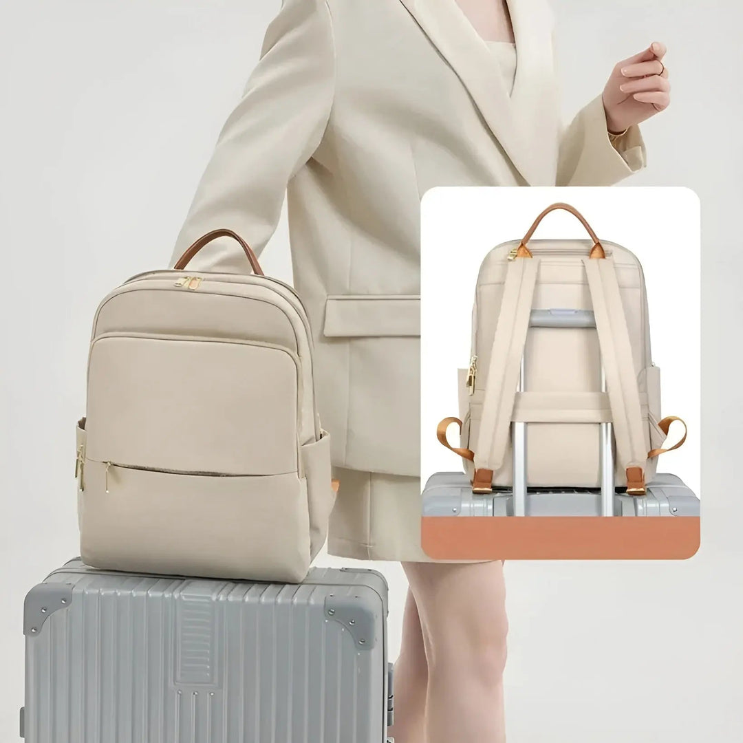 Sac à dos femme tendance en similicuir noir, avec multiples poches. Parfait sac de ville élégant et pratique pour l'organisation.