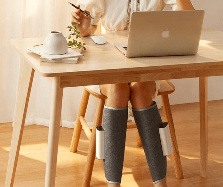 Profitez d'un massage des jambes portable avec ce système de compression d'air, idéal pour la récupération musculaire.