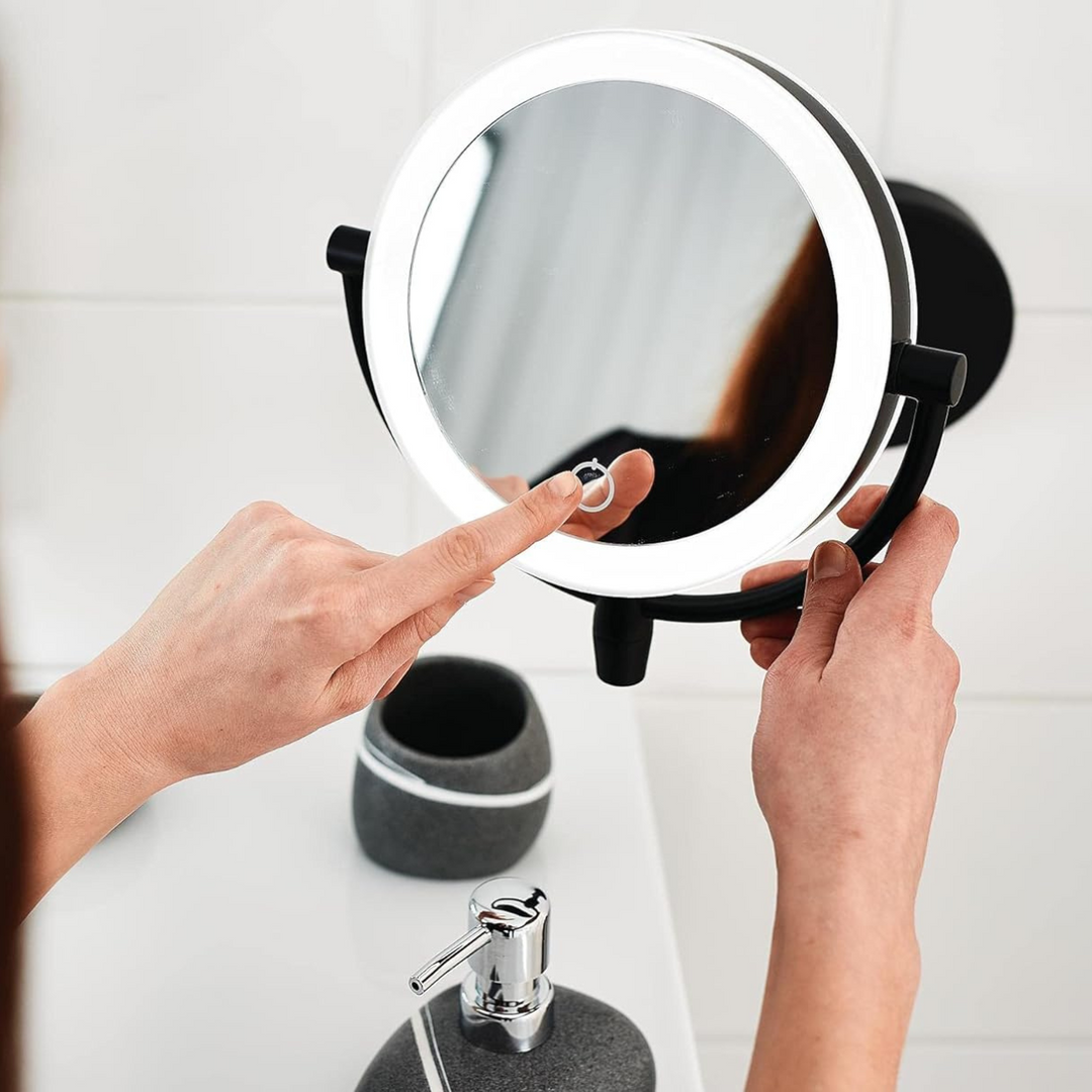 Miroir grossissant LED LumiAura, éclairage réglable pour des détails de maquillage et soins du visage.