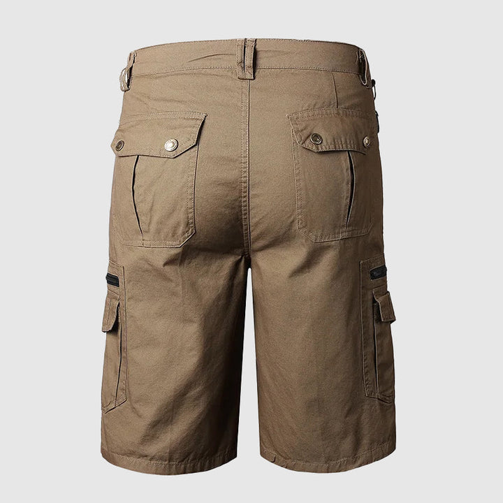 Bermuda cargo homme, look décontracté urbain, pratique avec ses nombreuses poches.