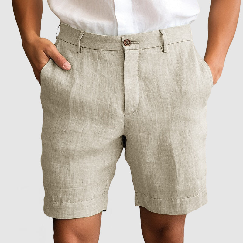 Bermuda habillé homme moderne avec revers, parfait pour l'été chic et le confort. Élégance garantie.