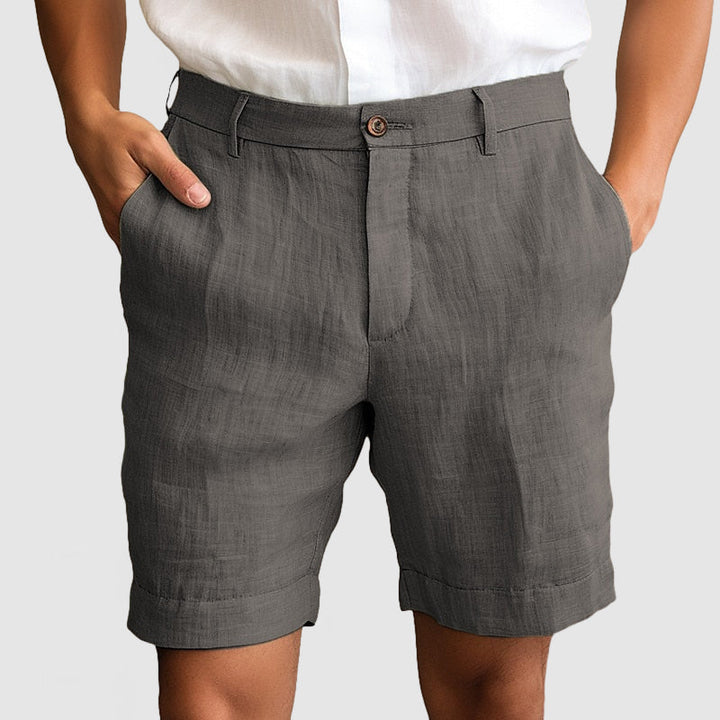 Détail du revers sur bermuda homme moderne, tissu confortable, parfait pour un style estival chic.