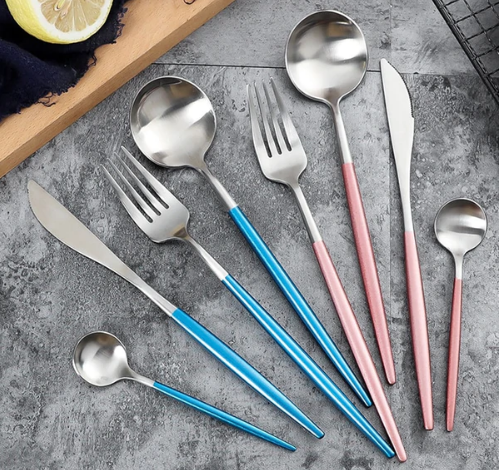 Vaisselle premium : ensemble de couverts en acier inoxydable, élégance assurée.