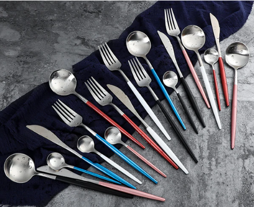 Set de couverts de luxe, 24 pièces en acier inoxydable, design intemporel.