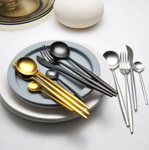 Set de couverts bicolore 24 pièces en acier inoxydable, design unique et luxe.