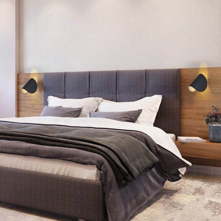 Applique murale LED rouge moderne, éclairage intérieur décoratif et contemporain pour un design unique.