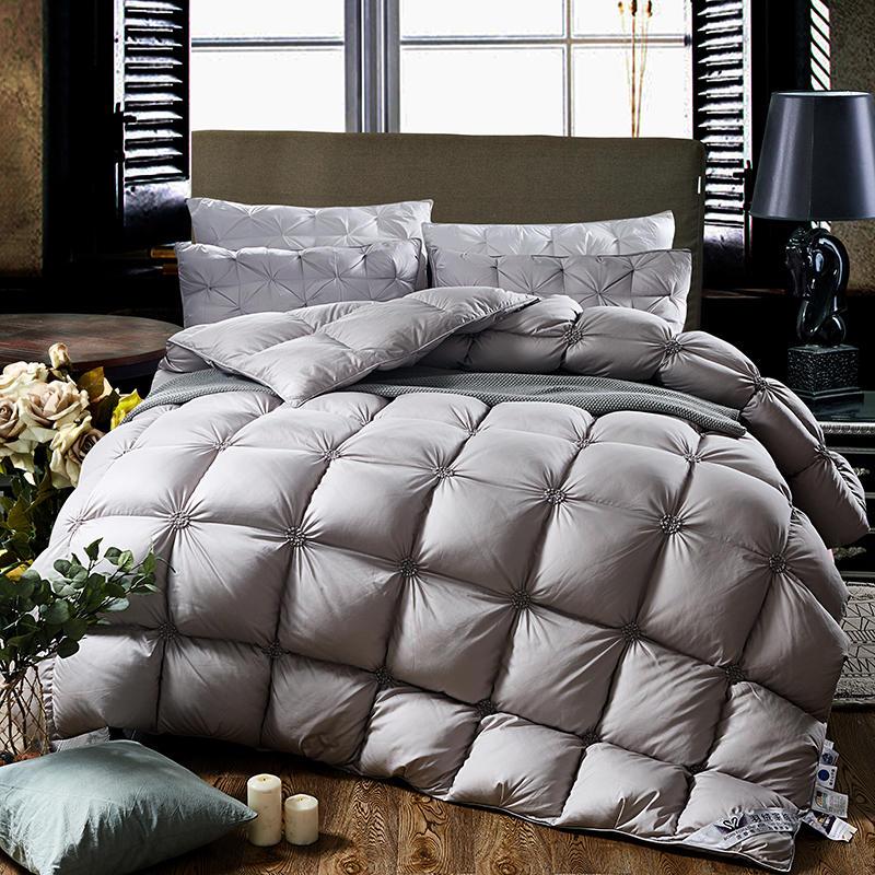 Texture douce du duvet matelassé en plumage d'oie, promesse de chaleur et confort.