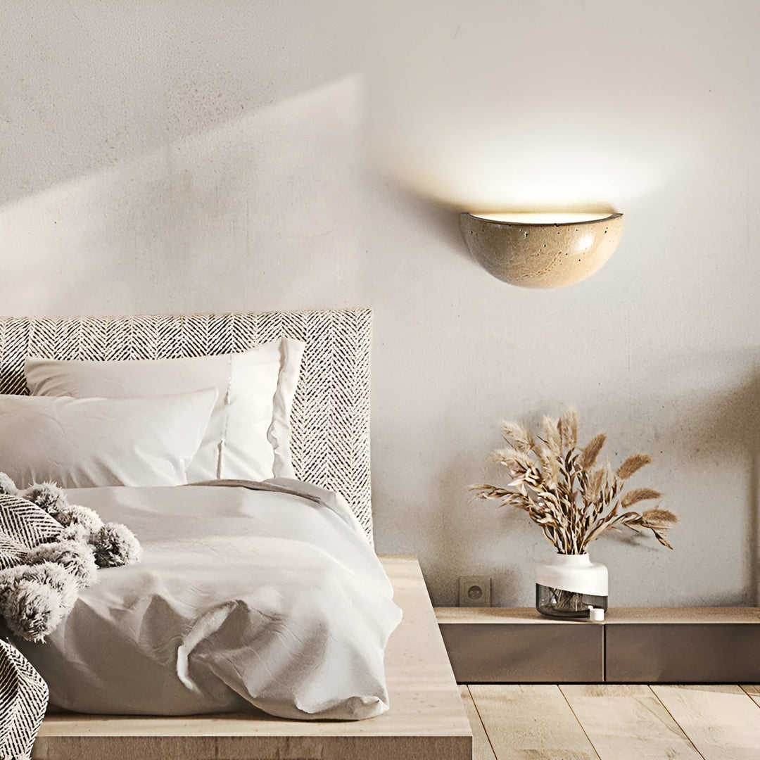 Applique LED semi-circulaire ZenGlow, diffusion lumineuse douce, style wabi-sabi, pour une ambiance intérieure apaisante.