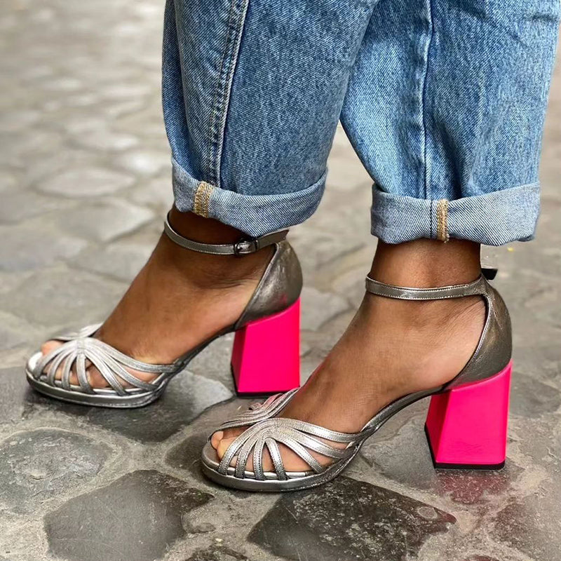 Sandales femme à talon bloc élégantes et confortables pour l'été. Bout ouvert, idéales pour une tenue chic de jour ou de soirée.