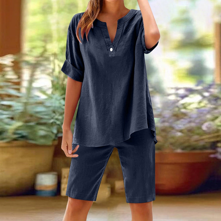 Tenue confortable et stylée pour femme, avec short et top col V, idéale pour le printemps.