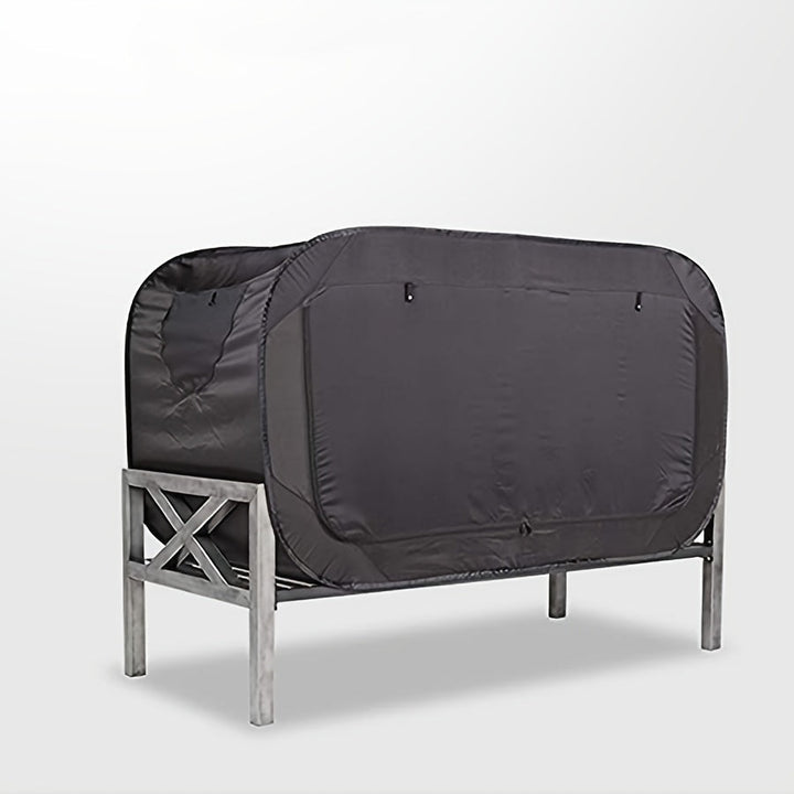 Lit portable déperlant avec moustiquaire, idéal pour dormir confortablement en camping ou extérieur.