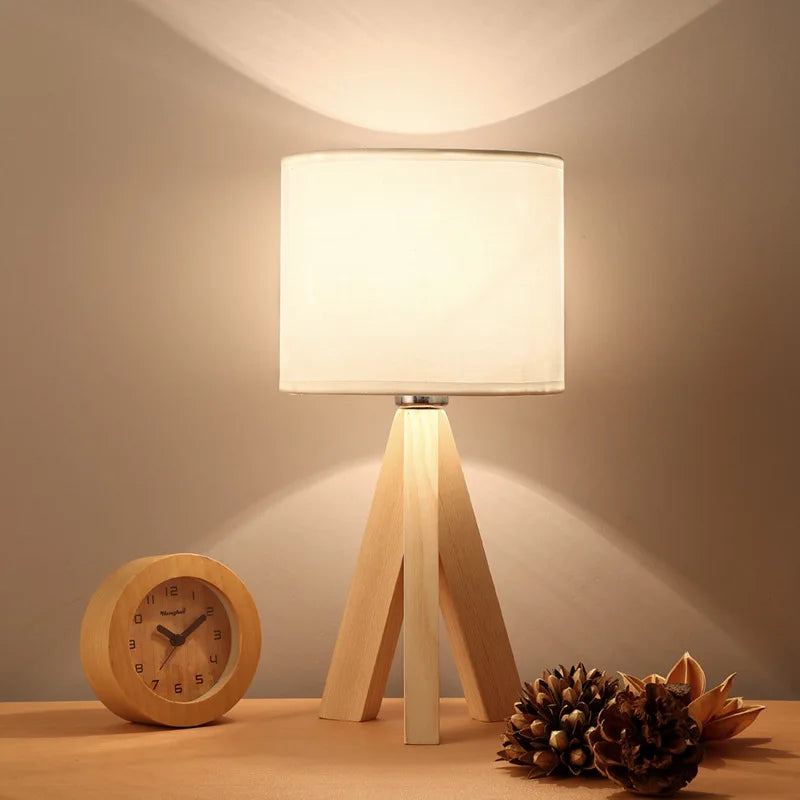 Lampe de table LED moderne en bois pour éclairage de salon ou chambre, ajoutant une touche déco contemporaine et ambiance.