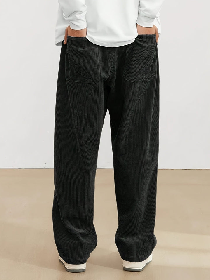 Pantalon décontracté homme coupe large, style rétro en velours côtelé, look urbain et confortable.