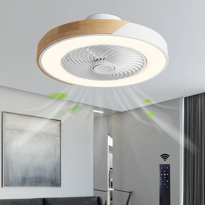 Ventilateur de plafond LED en marche, créant une brise agréable et un éclairage d'ambiance.