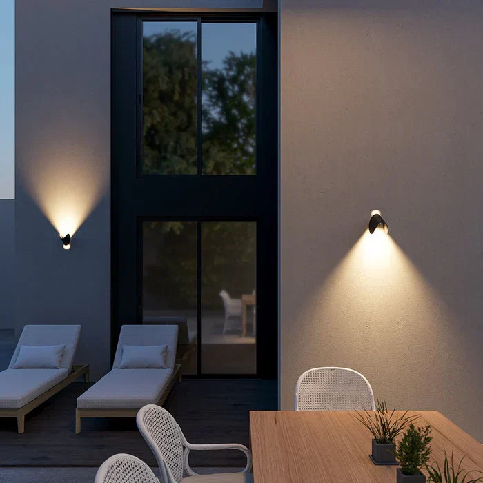 Détail de l'applique murale TwistGlow, mécanisme réglable et finition élégante, éclairage moderne.