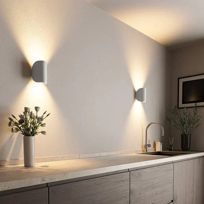 Lampe murale TwistGlow à tête orientable, design moderne et lumière personnalisable pour ambiance intérieure.