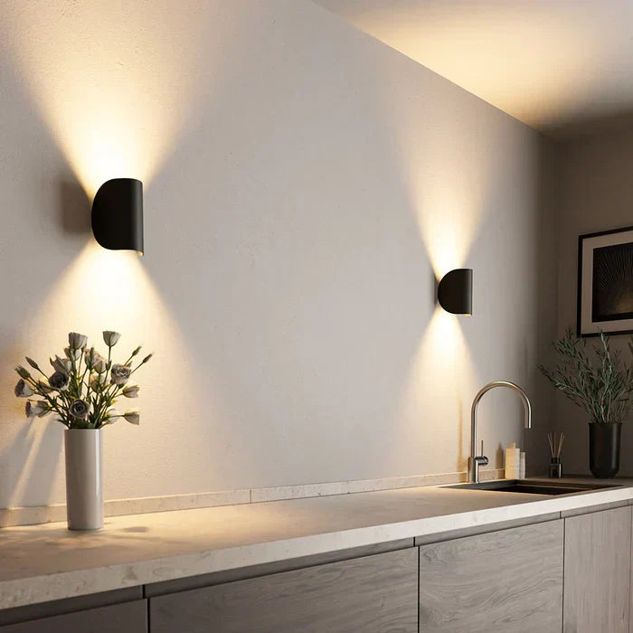 Applique murale TwistGlow moderne et réglable, éclairage LED intérieur design pour salon.