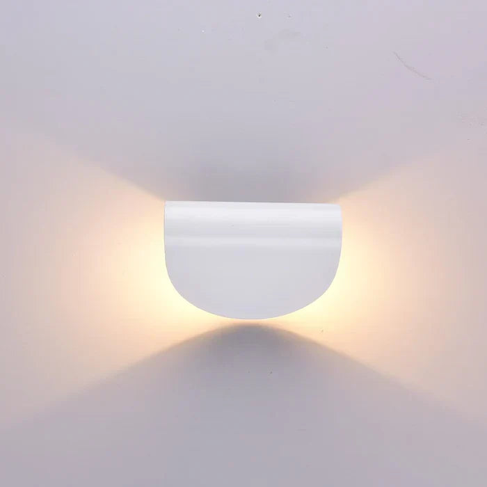 Applique murale TwistGlow avec bras articulé, éclairage mural LED directionnel personnalisable.