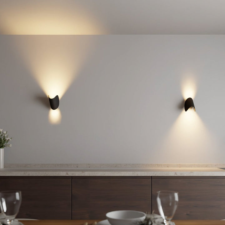 Lampe murale LED rotative contemporaine pour une ambiance de salon chic.