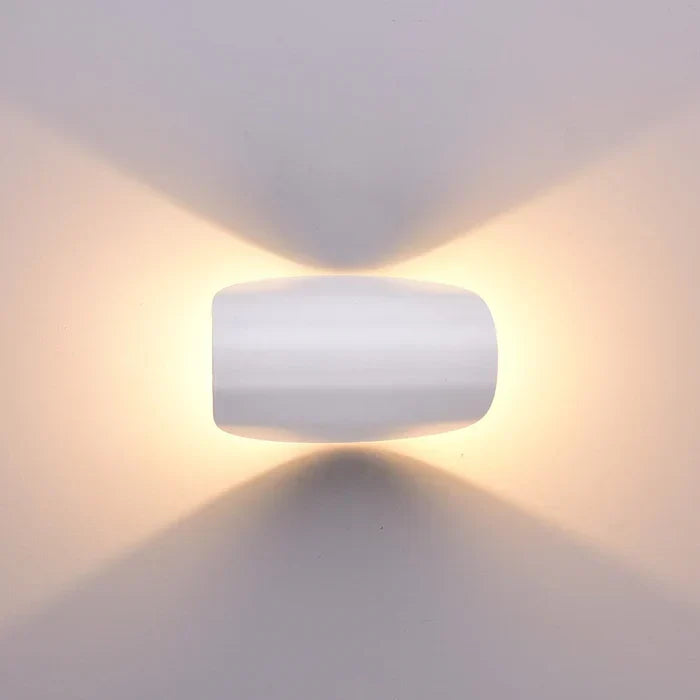 Applique murale design moderne TwistGlow, luminaire minimaliste avec éclairage réglable pour intérieur.