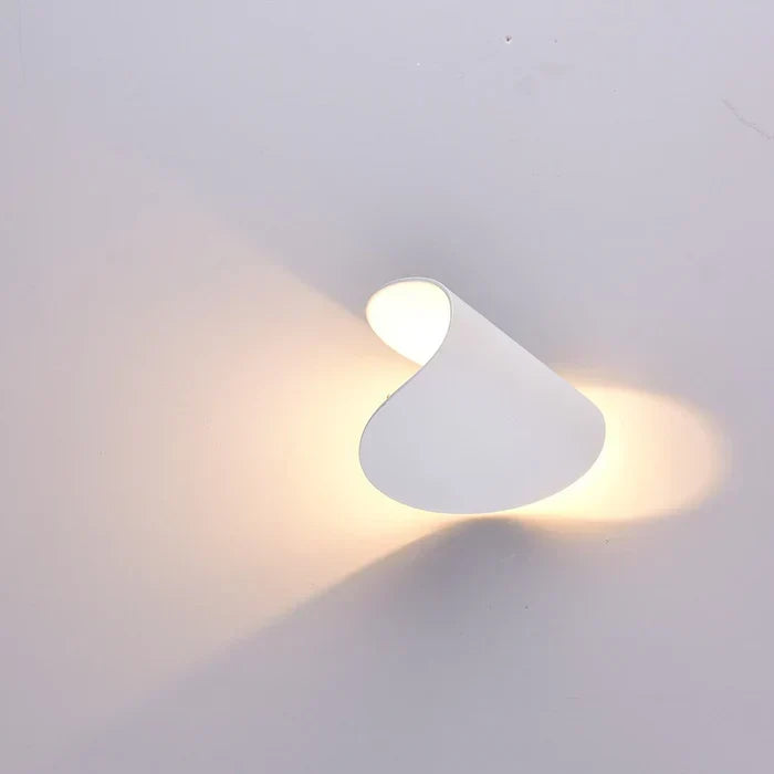 Applique murale TwistGlow pour chambre, éclairage de lecture LED compatible, design épuré et fonctionnel.