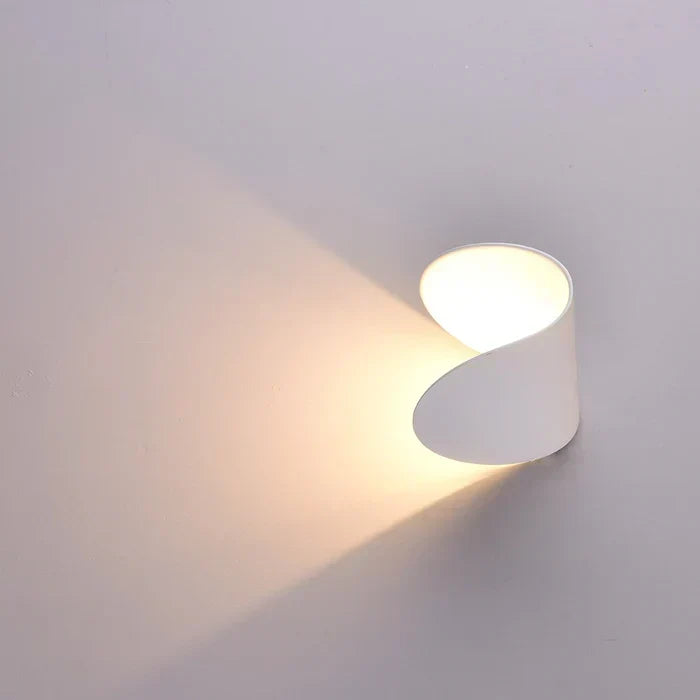Luminaire mural TwistGlow pour salon, éclairage réglable créant une ambiance chaleureuse et moderne.