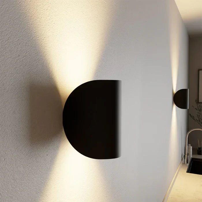 Applique murale TwistGlow éteinte, objet design moderne et décoratif pour mur, luminaire élégant.