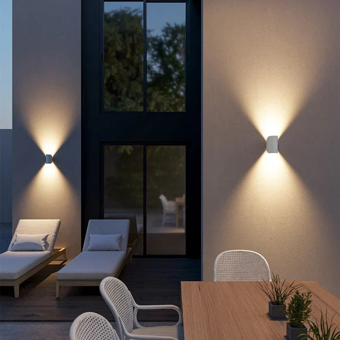 Applique murale TwistGlow LED, design moderne et installation facile pour toute décoration intérieure.