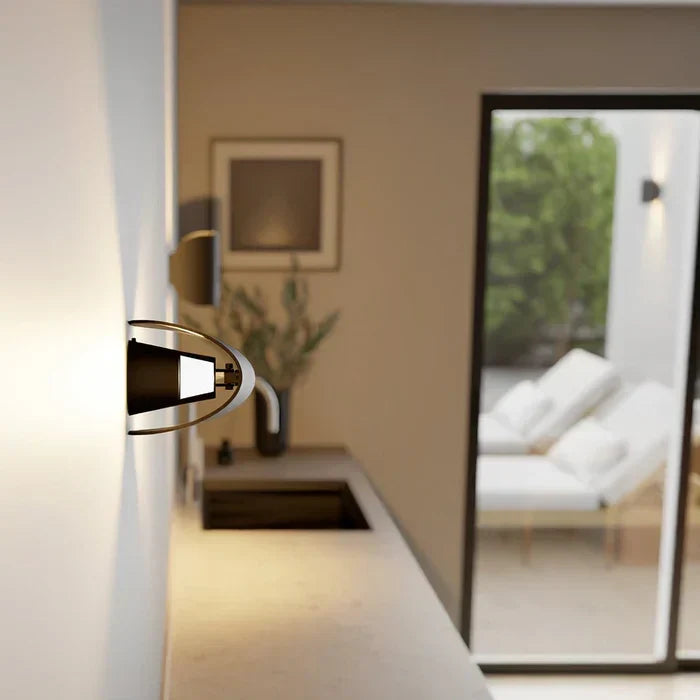 Applique murale TwistGlow vue de profil, design fin, éclairage LED compatible pour décoration murale.