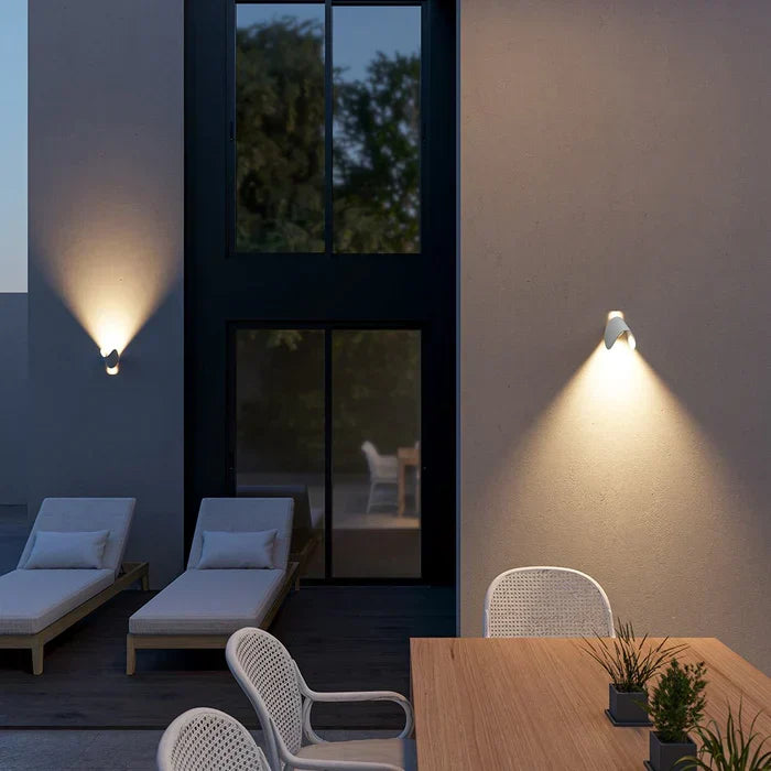 Applique murale TwistGlow noire mat, éclairage LED directionnel pour chambre, luminaire design.