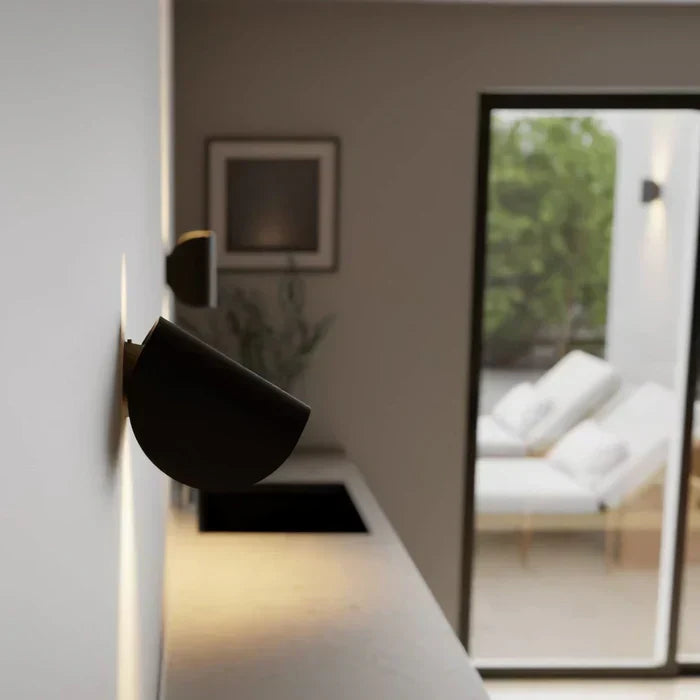 Deux appliques murales TwistGlow, éclairage harmonieux et réglable pour un couloir moderne.