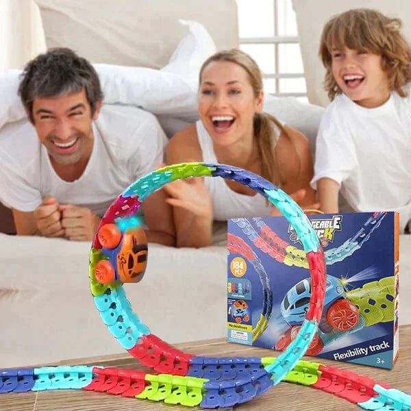 Enfants jouant avec un circuit de course flexible, développant créativité et motricité.