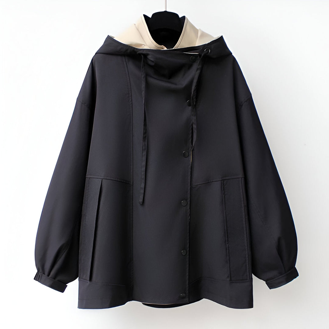 Femme portant un coupe-vent léger à capuche, idéal pour les balades printanières. Veste polyvalente pour activités extérieures.