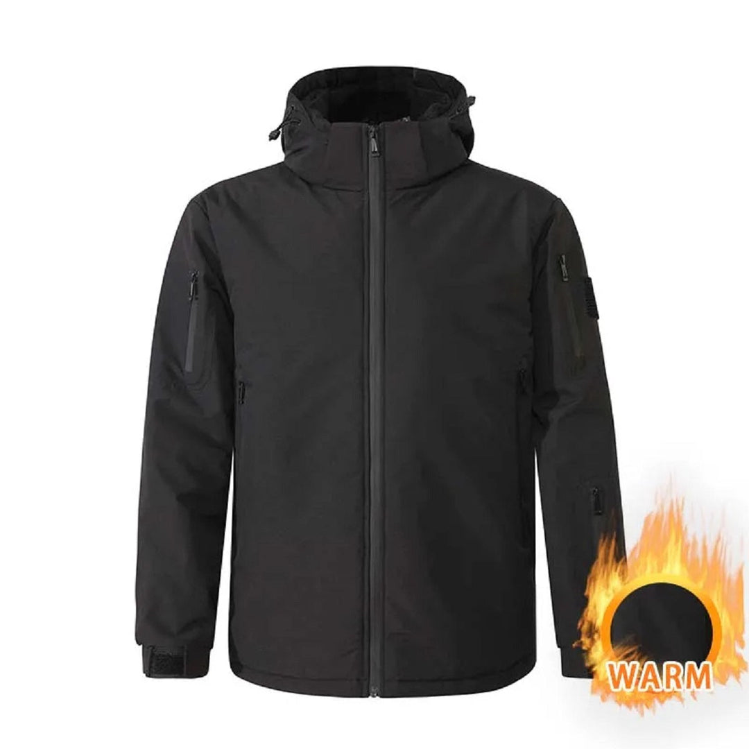 Homme portant une veste chauffante d'hiver. Idéale pour extérieur, sports d'hiver, elle offre chaleur et protection.