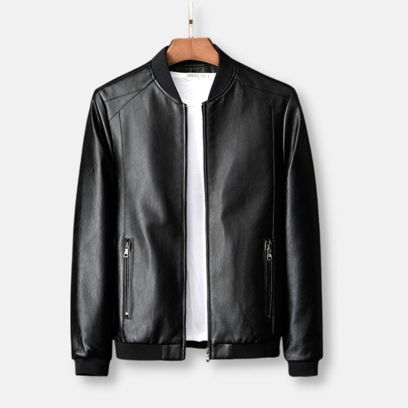 Veste bomber homme élégante et polyvalente, un essentiel pour la mode masculine urbaine d'automne.