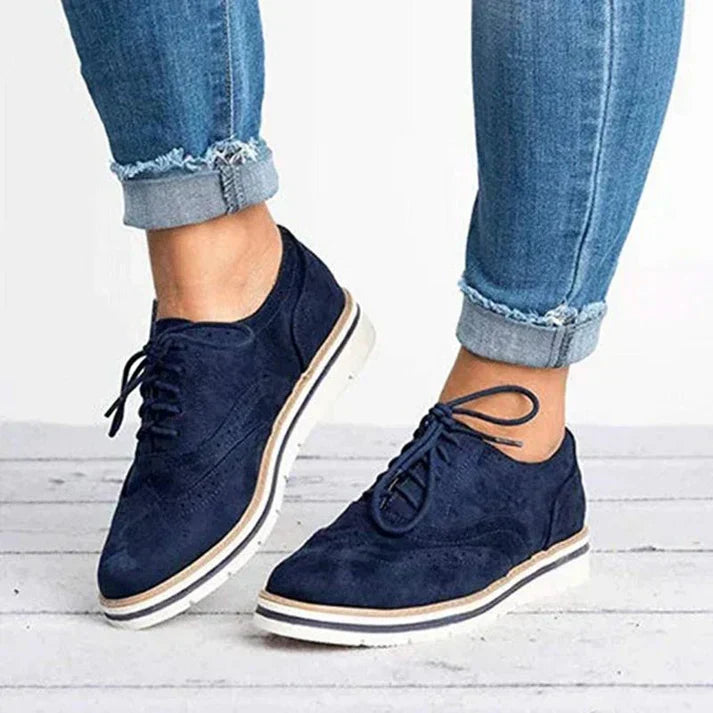 Femme portant des baskets Jenni tendance. Chaussures polyvalentes et confortables, idéales pour un style quotidien.