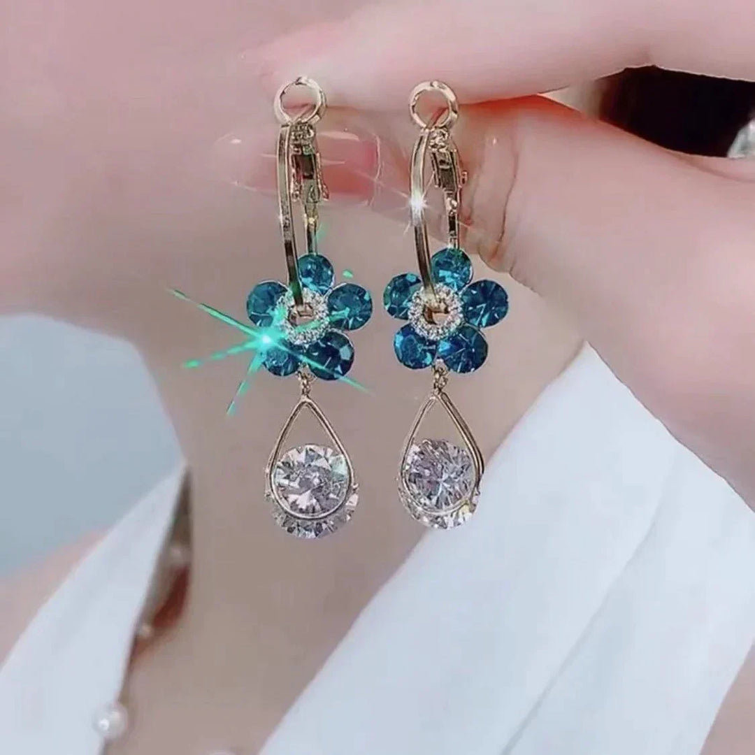 Magnifiques boucles d'oreilles bijou floral en cristal pour femme, parfaites pour une soirée élégante.