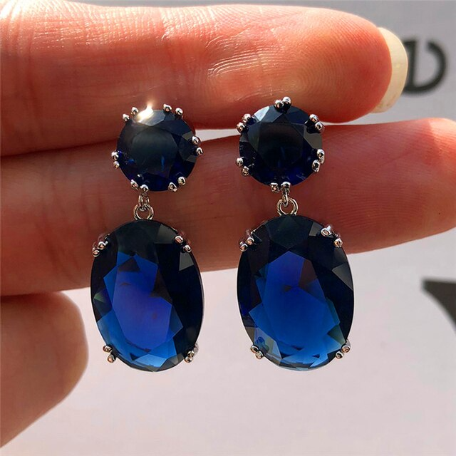 Gros plan des boucles d'oreilles ovales élégantes, présentant la finition impeccable et le design soigné.