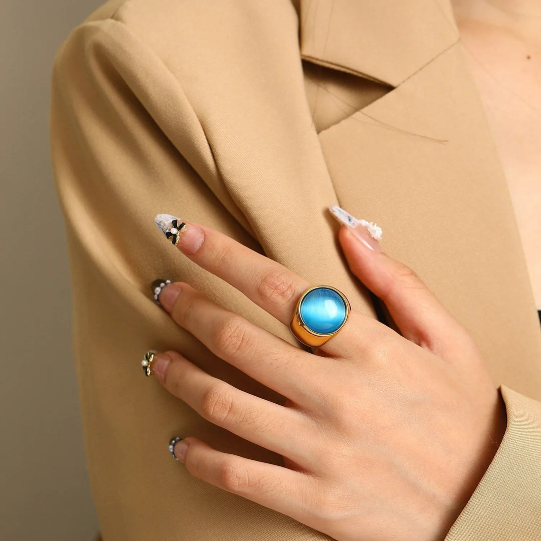 Anneau femme en métal doré, pierre Oeil de Chat bleue, style élégant, pour toutes occasions.