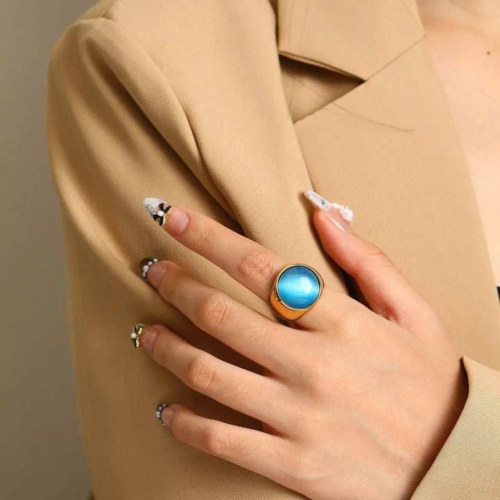 Anneau femme en métal doré, pierre Oeil de Chat bleue, style élégant, pour toutes occasions.