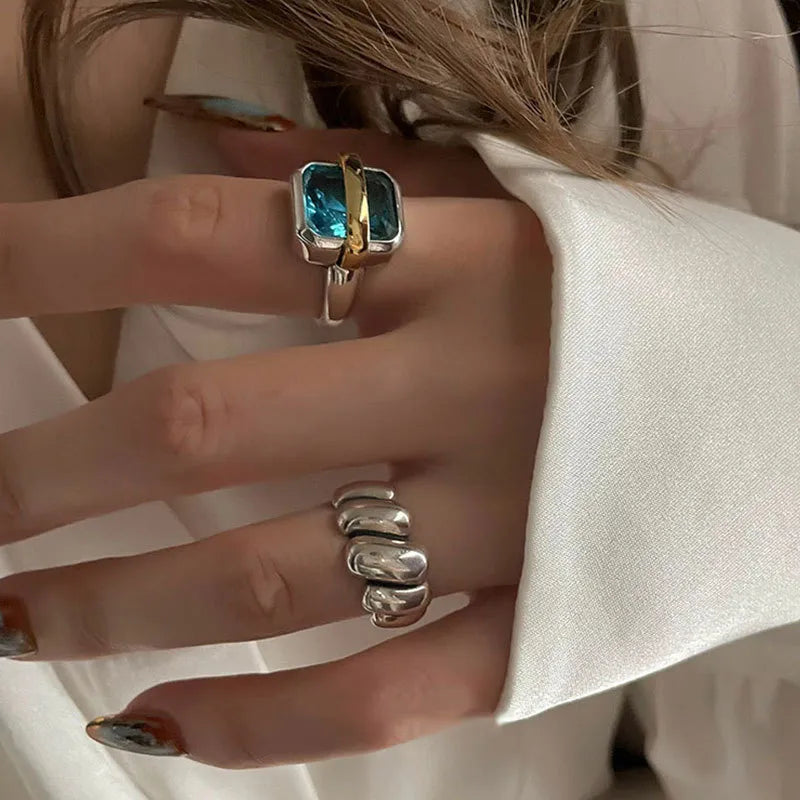 Bague femme en argent 925 avec zircon bleu carré. Bijou réglable, élégant et hypoallergénique.