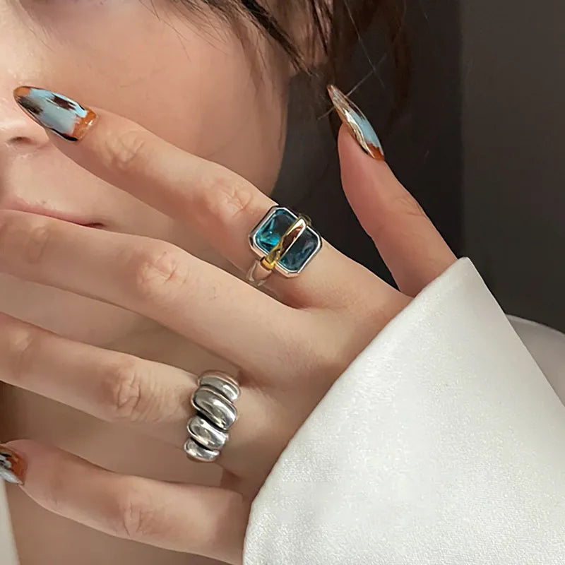 Bijou femme: bague réglable en argent avec magnifique zircon bleu taille carrée, parfaite pour le style mode.