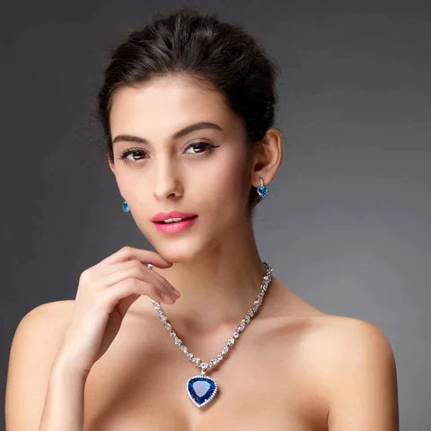 Magnifique collier femme avec pendentif cœur en cristal bleu étincelant, monté sur argent S925.